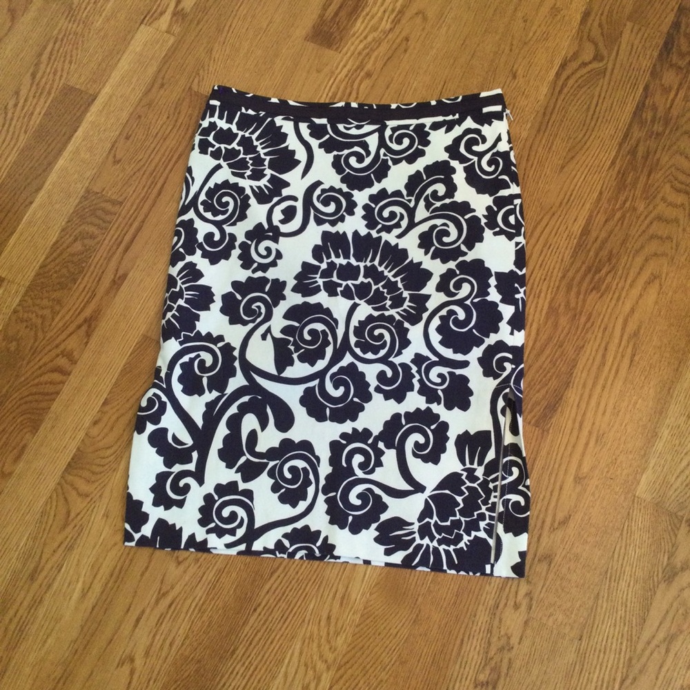 Tory Burch- Beautiful Floral Pencil Skirt. Size 4